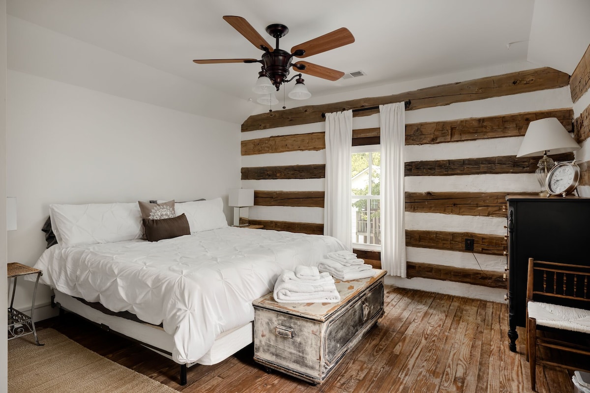 Bedroom 2, king bed