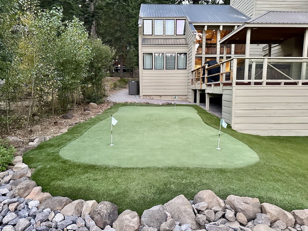 5 hole putting green