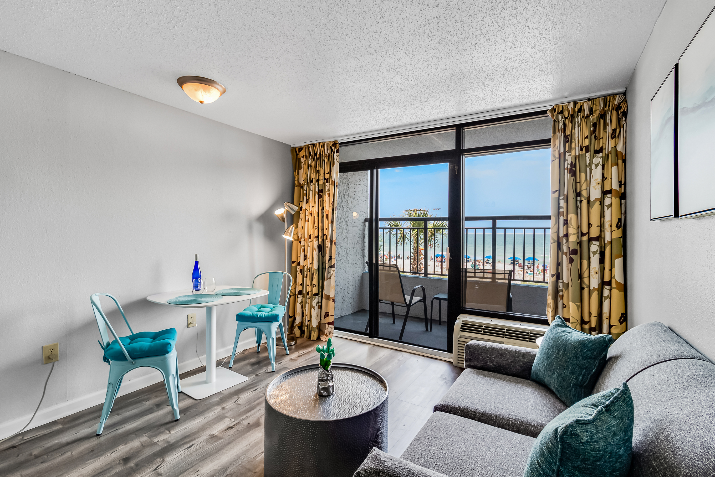 Immerse yourself in coastal chic decor, featuring a carefully curated blend of beach-inspired elements, soothing colors, and comfortable furnishings.