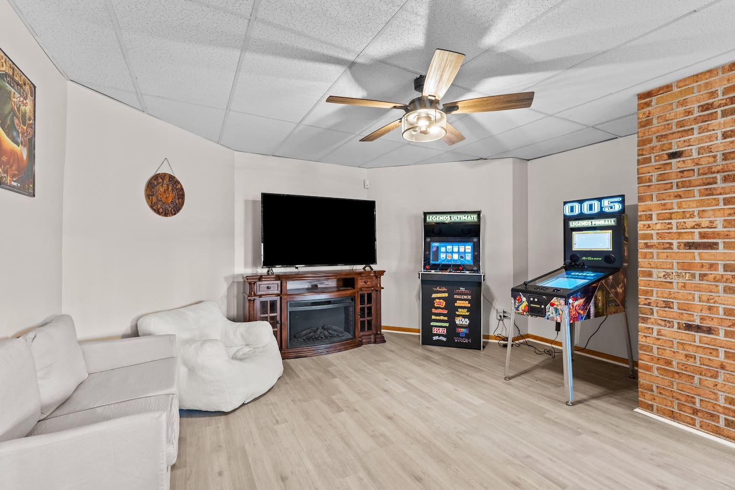 Entertainment Room: Unwind with games, a big screen, and a warm vibe in this fun retreat!