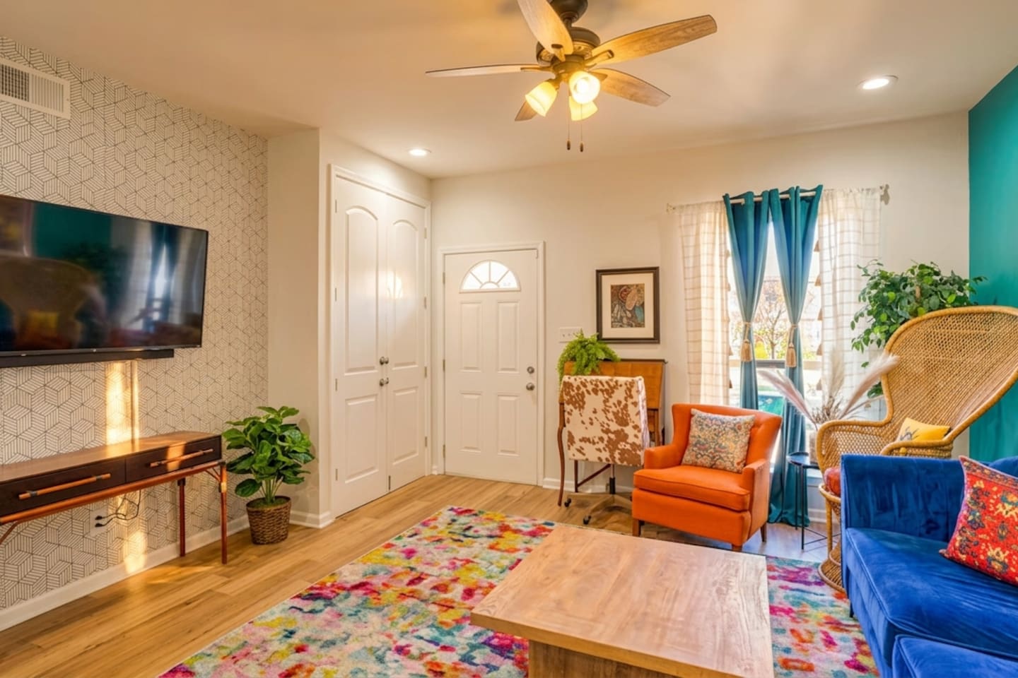 Get any work done quickly at the desk in the downstairs living room (with super fast AT&T Fiber WIFI) so you can join your friends in the patio or nearby French Quarter! 