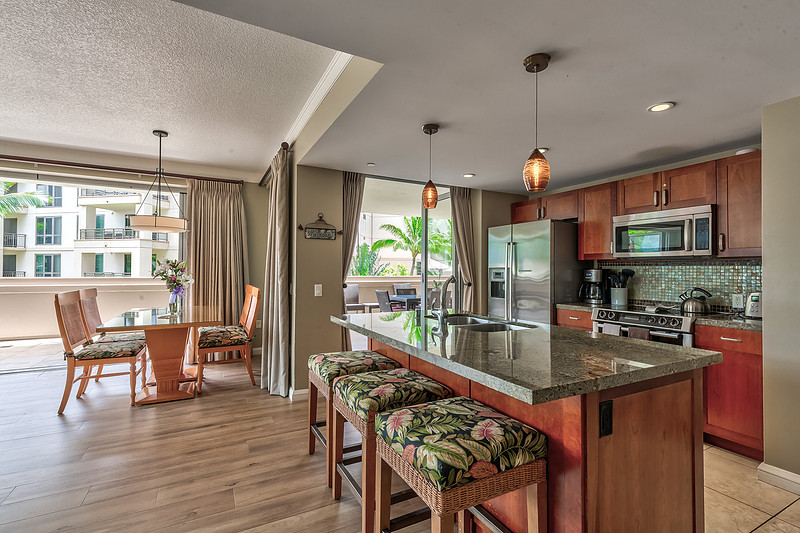 Kitchen and dinning area that opens directly to lanai. 