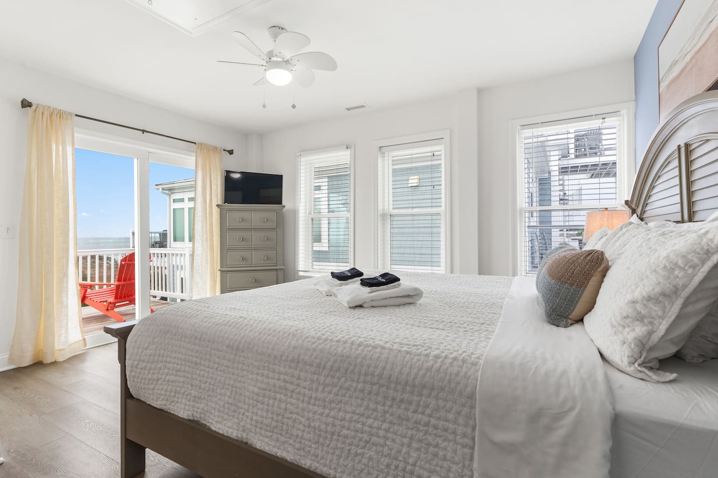 Smart TV, En Suite Bathroom, Dresser & Stunning Views!