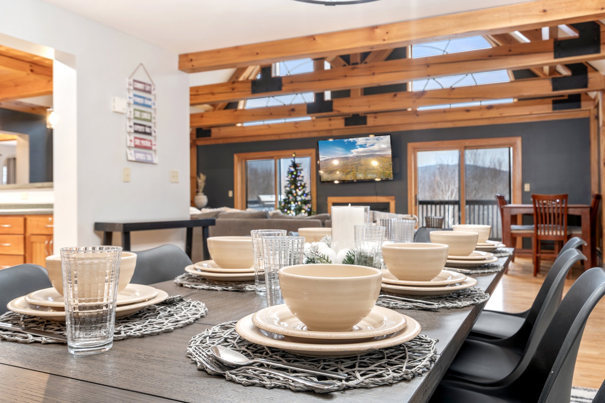 From holiday feasts to casual breakfasts, this open dining area keeps everyone connected and comfortable.