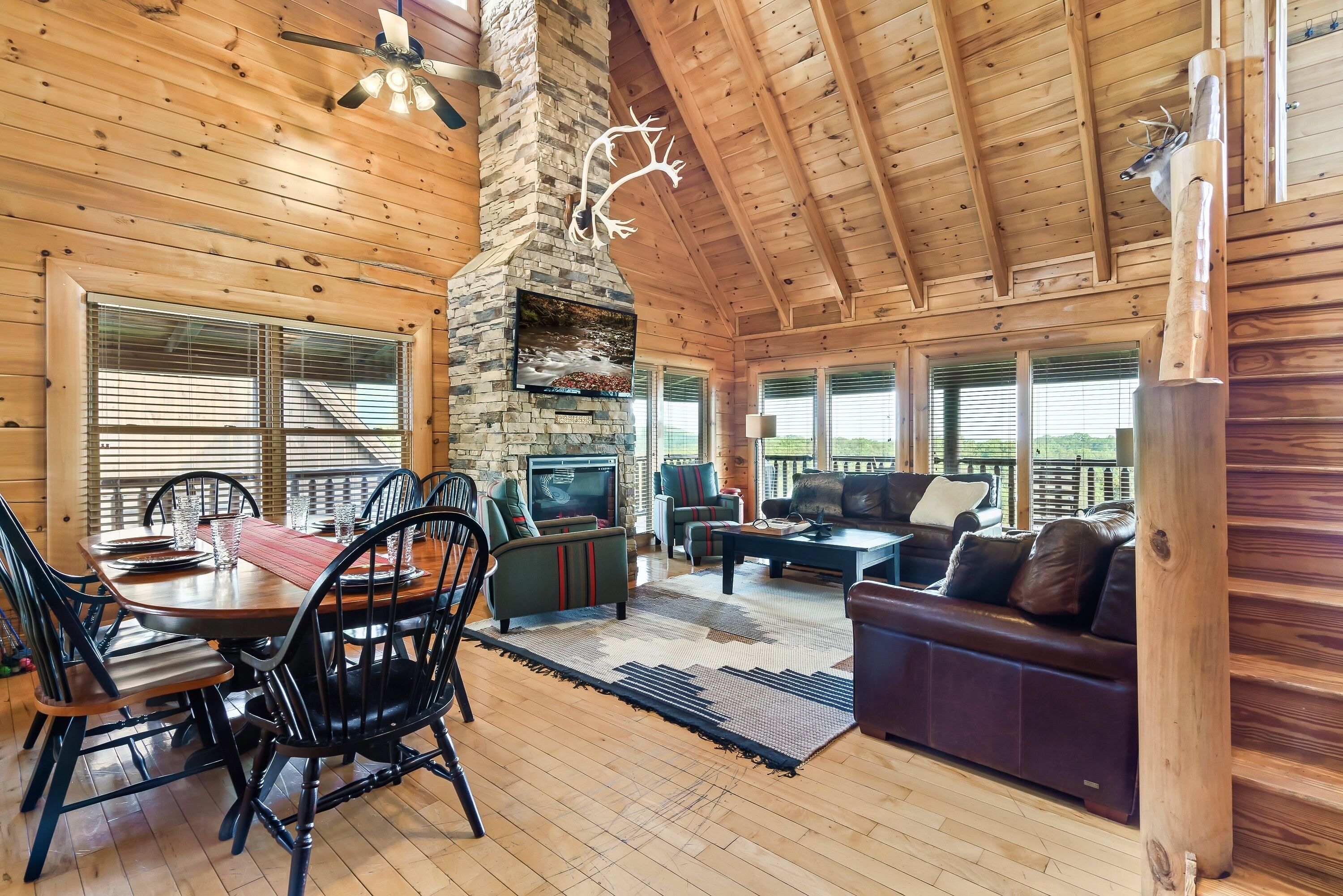 Mountain View Hot Tub And Private Theater - Spacious Luxury Retreat - Pigeon Forge, TN