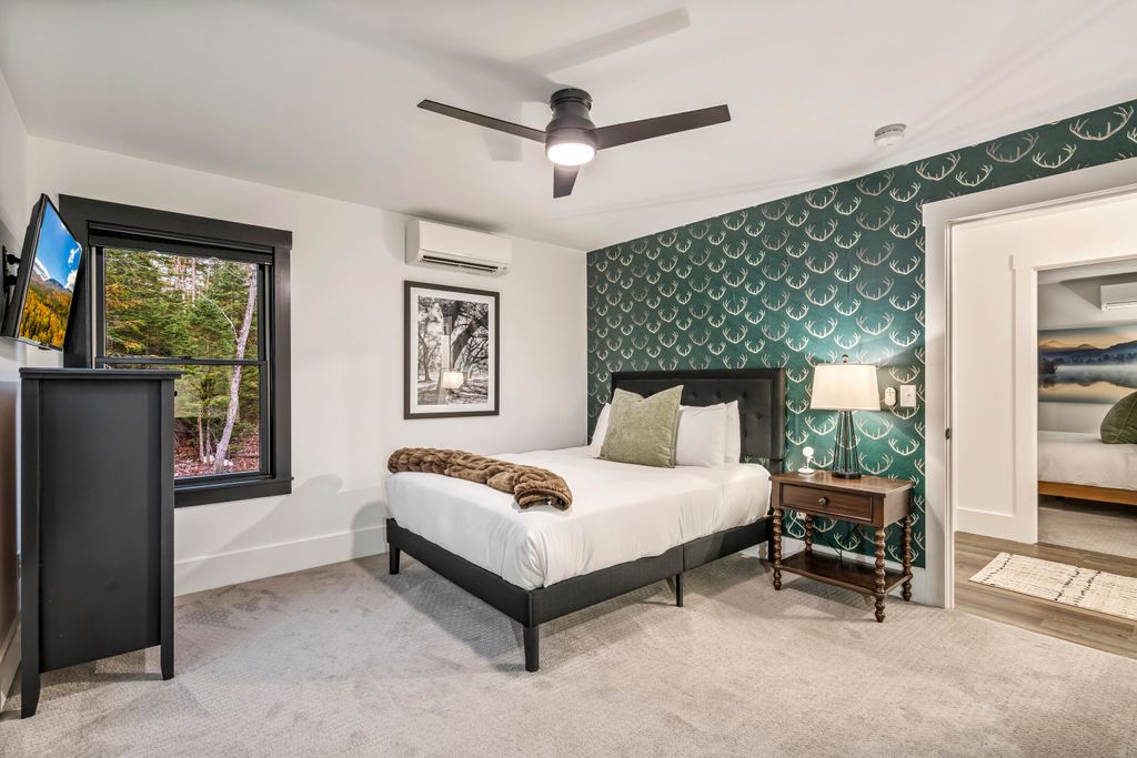 Mountain-inspired and effortlessly modern. 🦌 This room’s serene palette and nature-patterned wall bring a little of the outdoors in — perfect for recharging between adventures