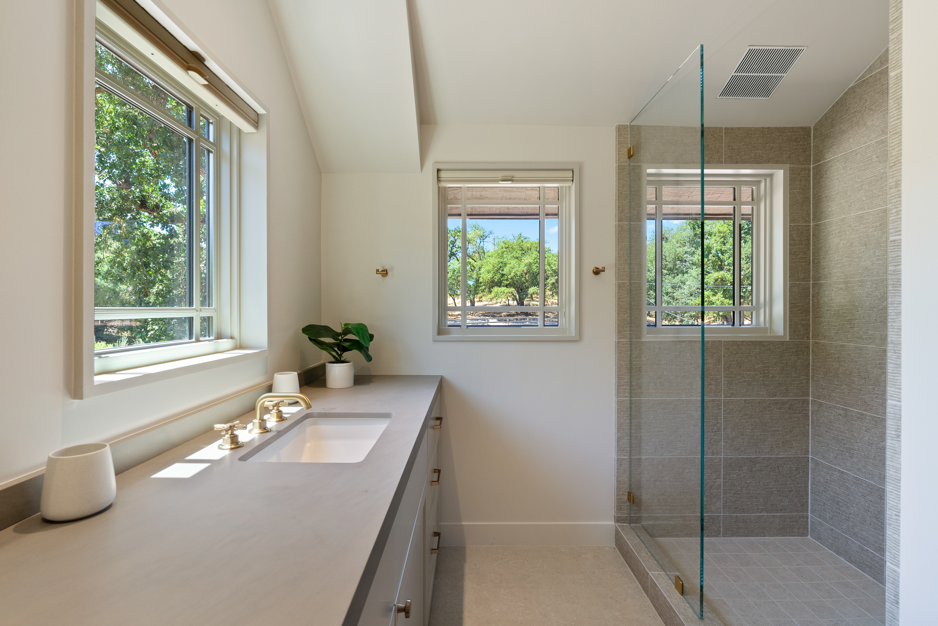 Upstairs family suite ensuite bathroom