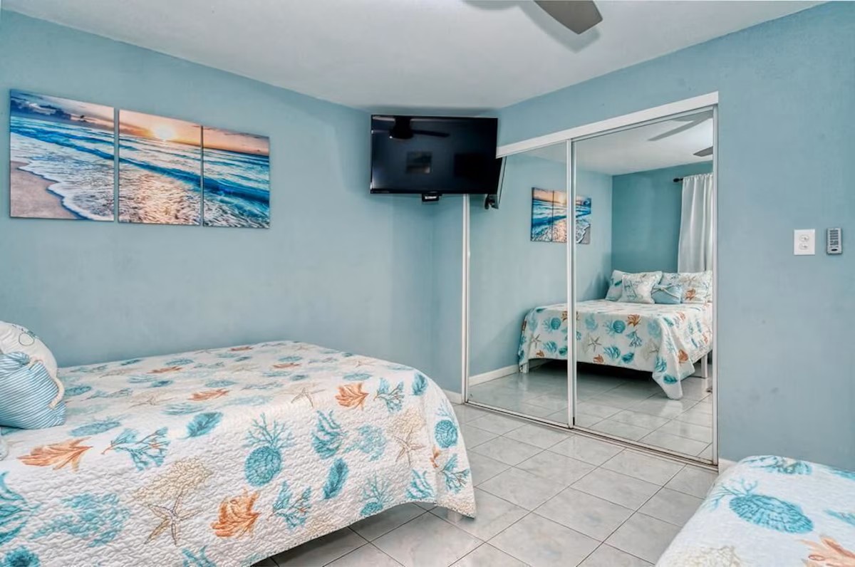 Guest bedroom with 2 queen beds & TV