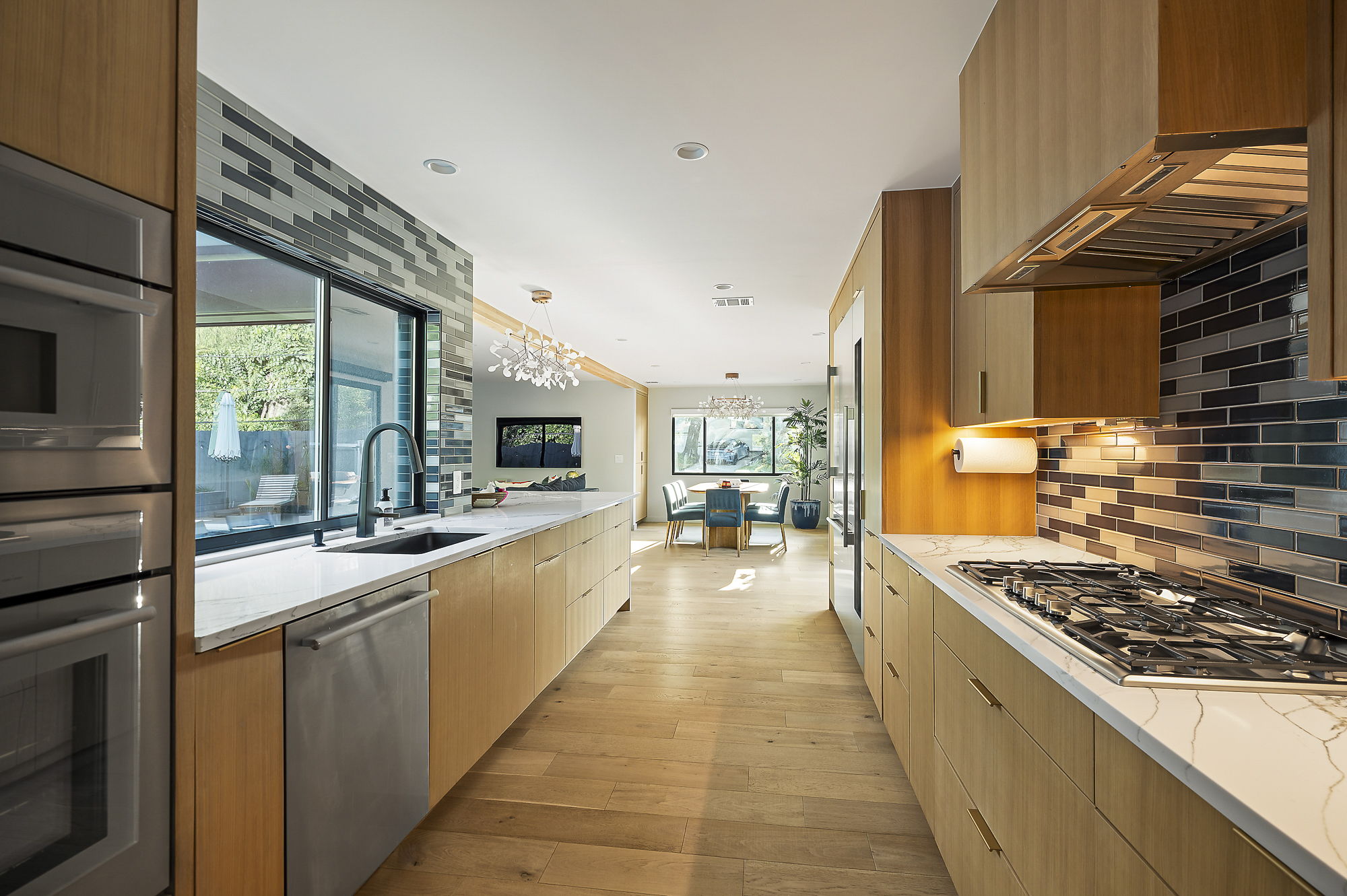 Experience the perfect blend of style and functionality in this gourmet kitchen.