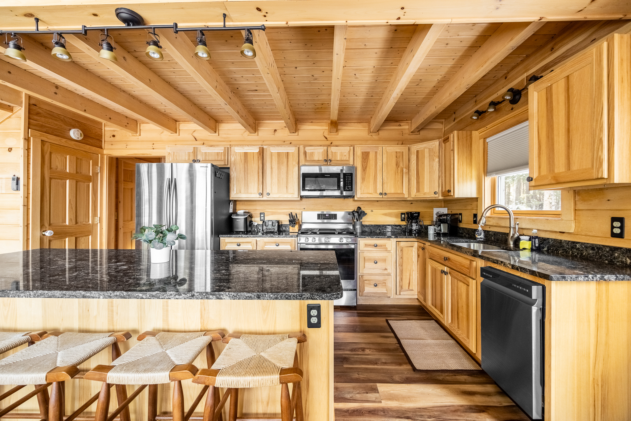 Full kithcen with everything you need for delicious meals!