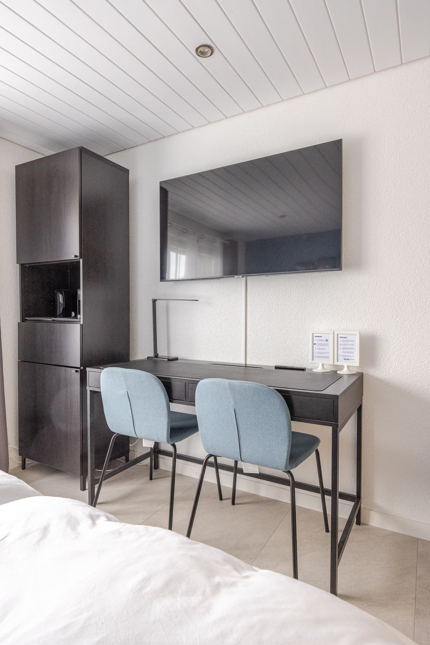 Workplace with 2 chairs