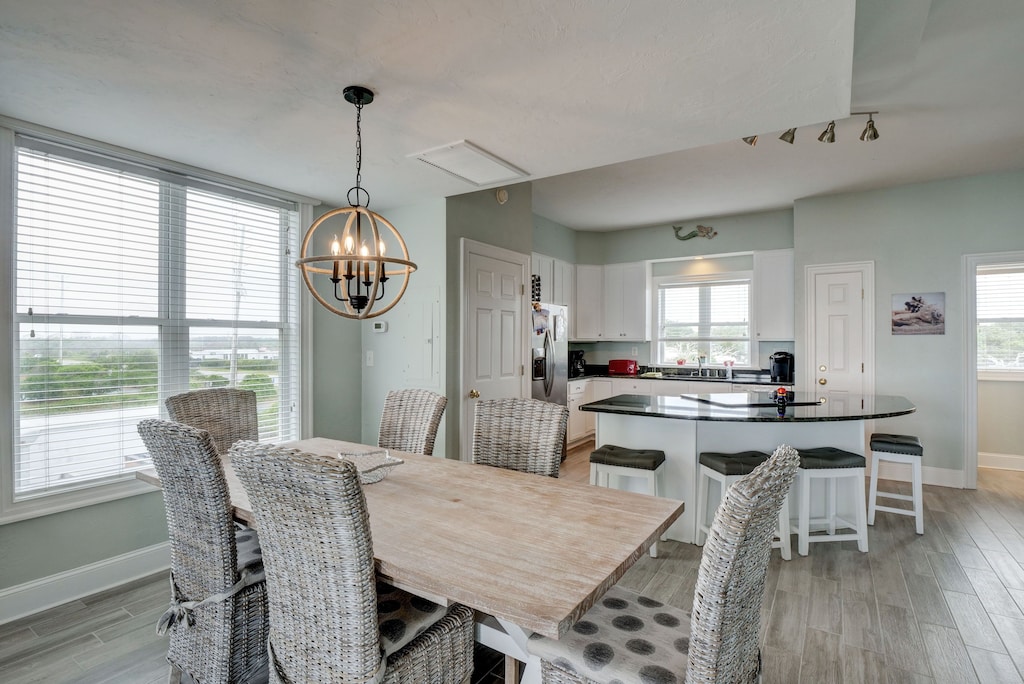 Stars - Dining table seating for 6 plus bar seating for 4