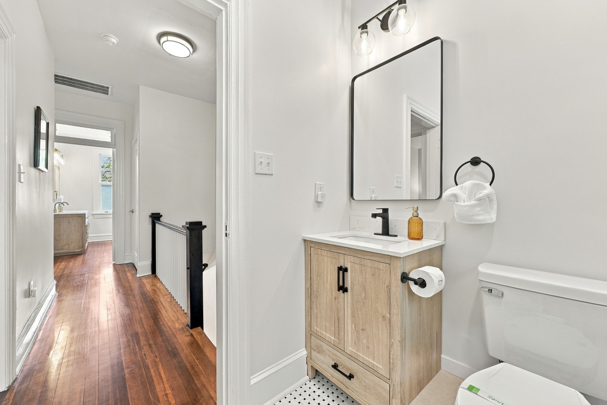 Modern Bathroom: Stylish vanity and sleek finishes for a refreshing retreat!
