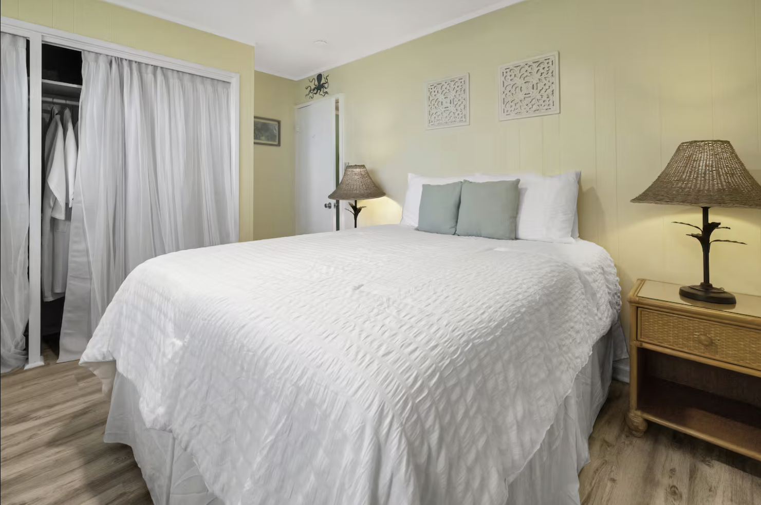 Bedroom with queen size bed