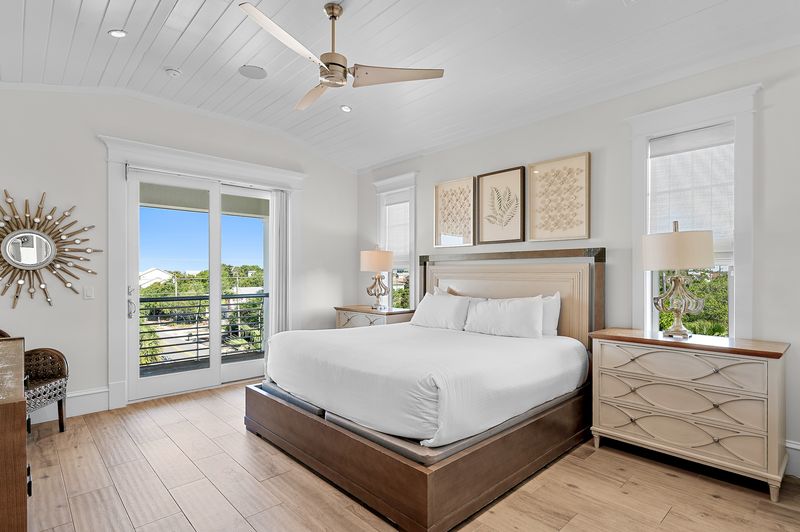 Bedroom 7 (Third Floor): King Bed with Private Bathroom, Shower and Tub