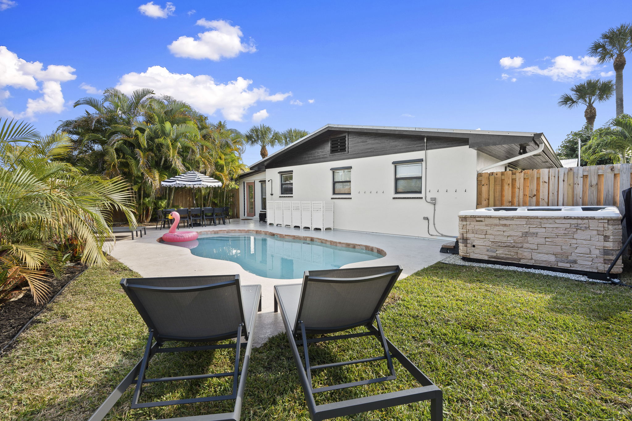 4 Pool Lounge Chairs