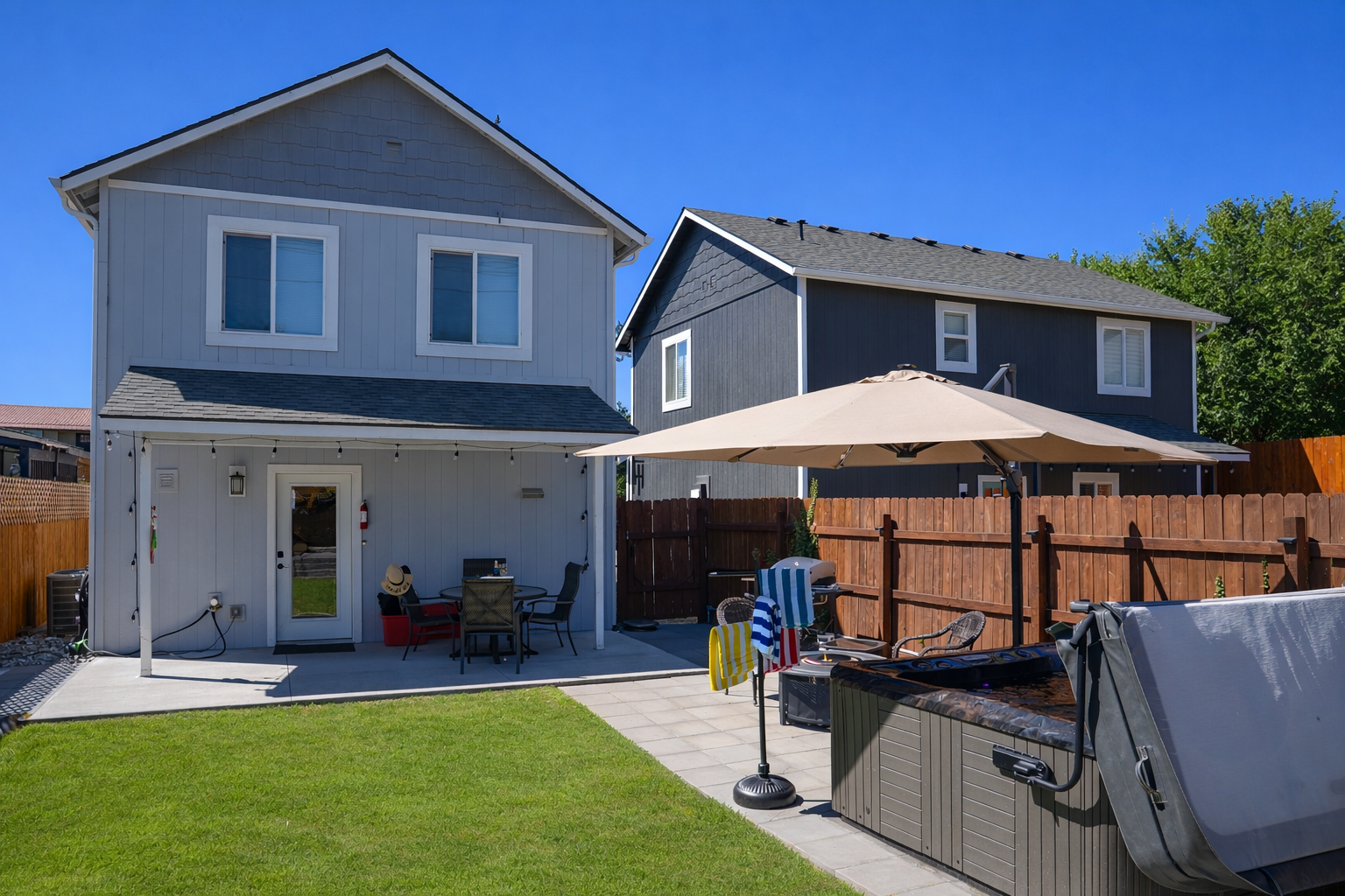 Backyard summer vibes - outdoor dining, BBQ, hot tub and fire pit