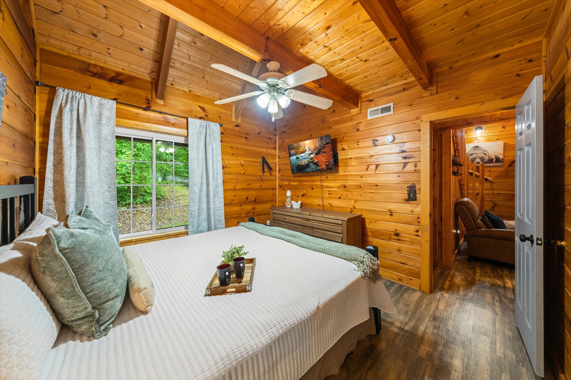 Hot Tub*3.5 Miles to Gatlinburg*National Park! 3