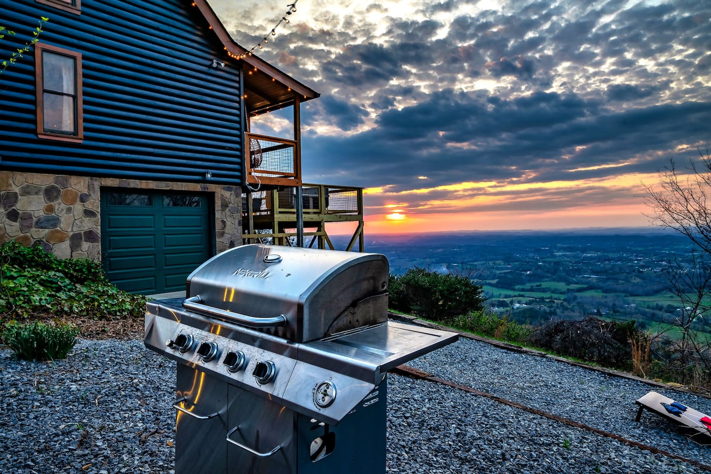 Enjoy grilling with a view: BBQ area with vibrant sunset and sweeping mountain vistas for unforgettable meals.