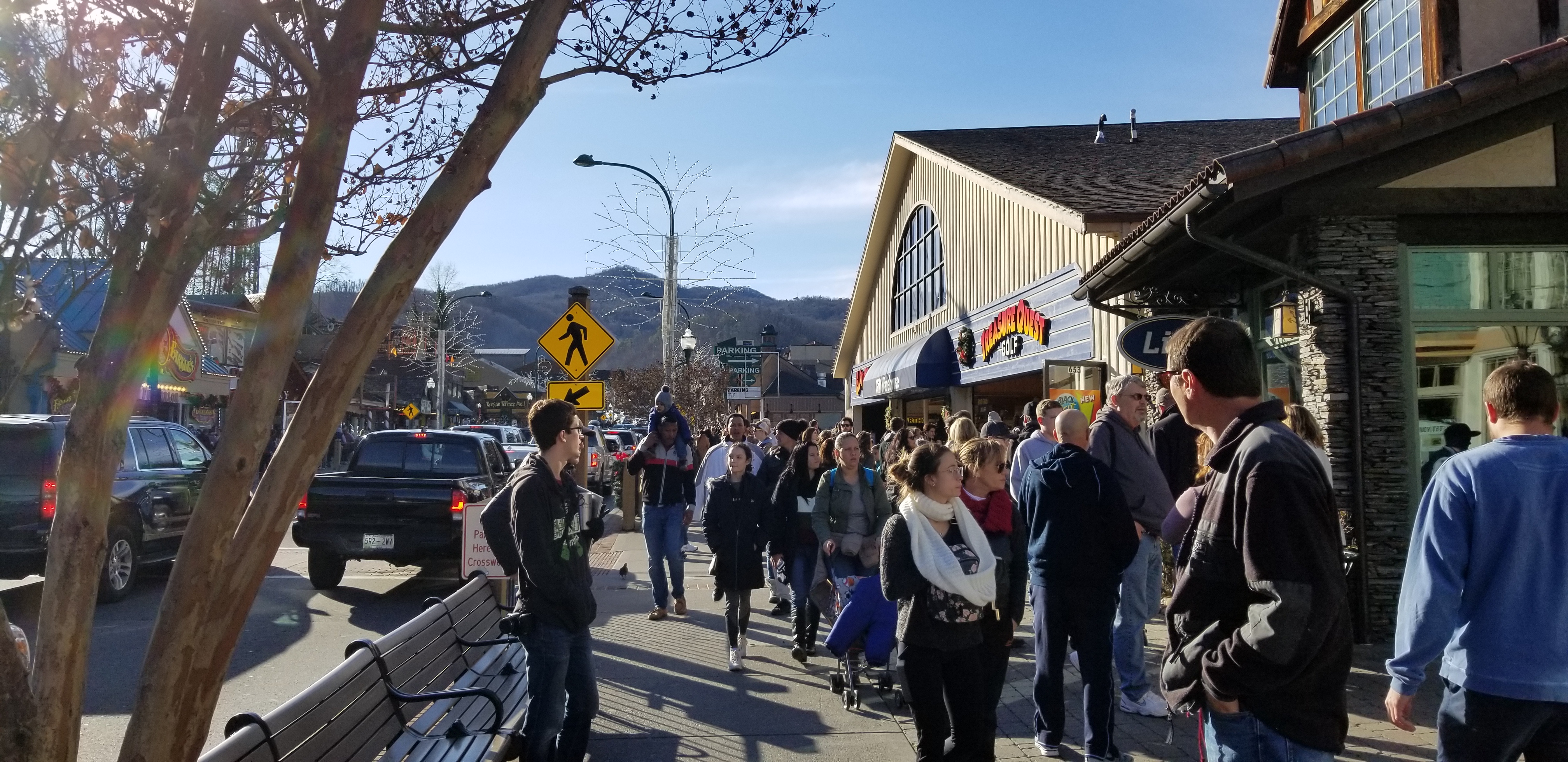 busy street in gatlinburg
