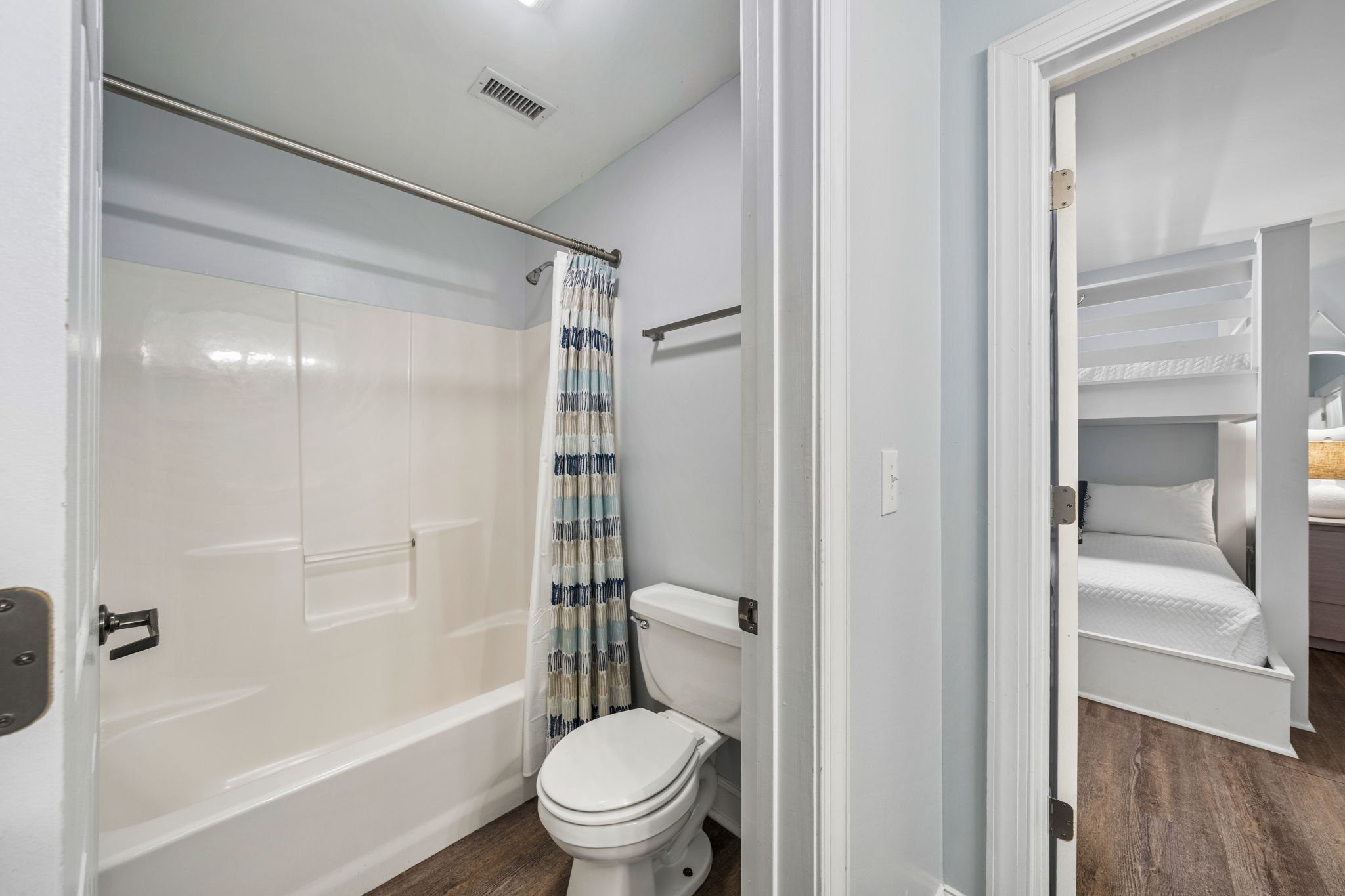 Jack 'n Jill Bathroom 2 | Starfish | Oceanview 101 | 1116 Ocean Blvd, Isle of Palms, SC | IOP Escapes
