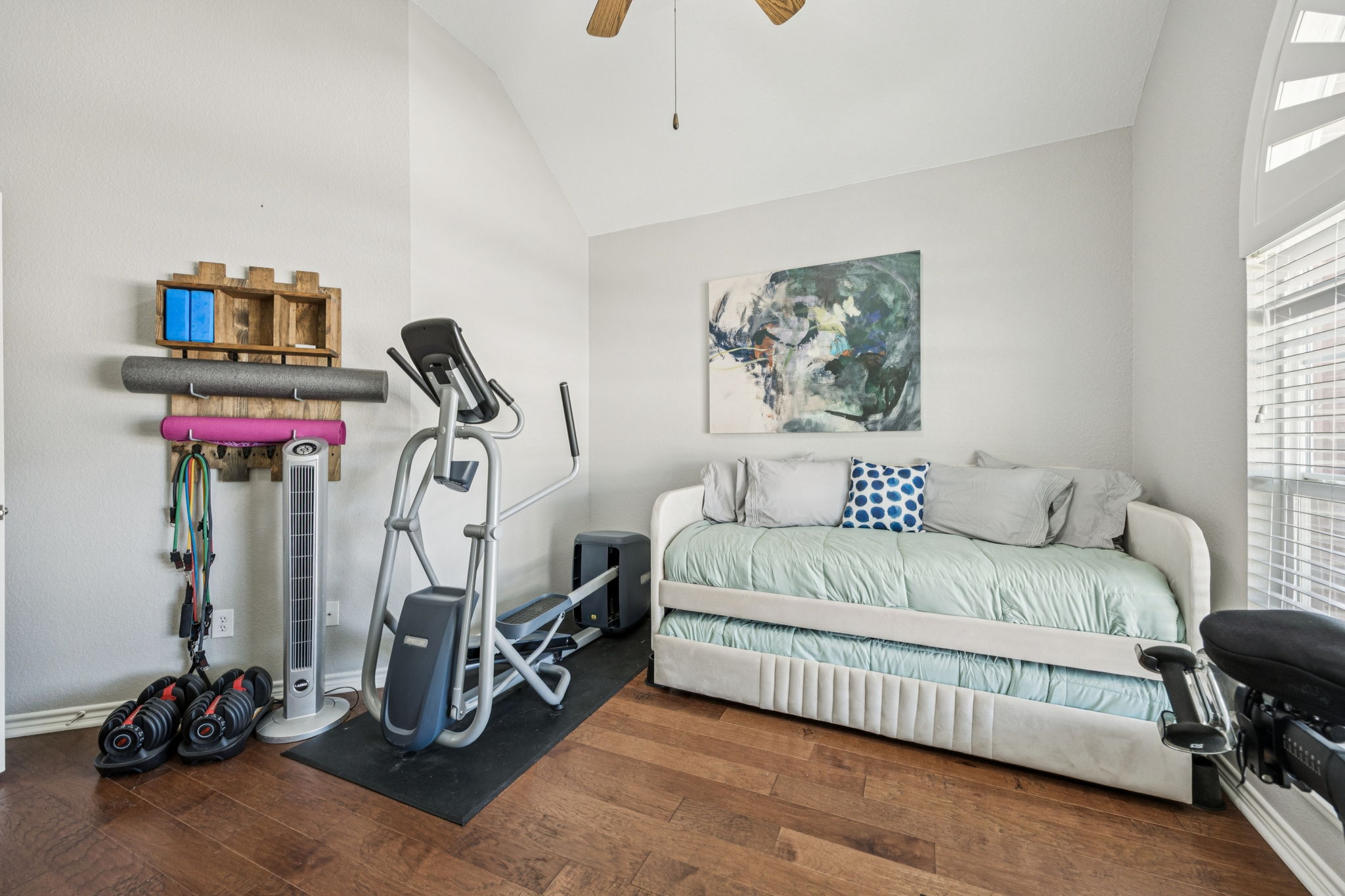 Twin trundle bed—ideal for extra guests or kids.