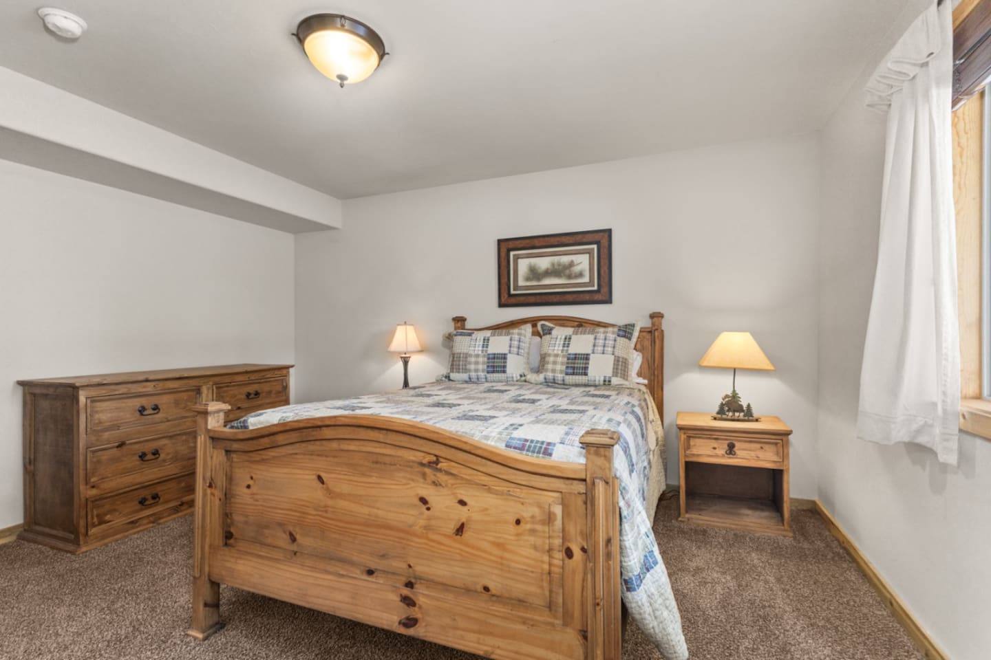 Ground floor Bedroom #4 – Queen bed 
