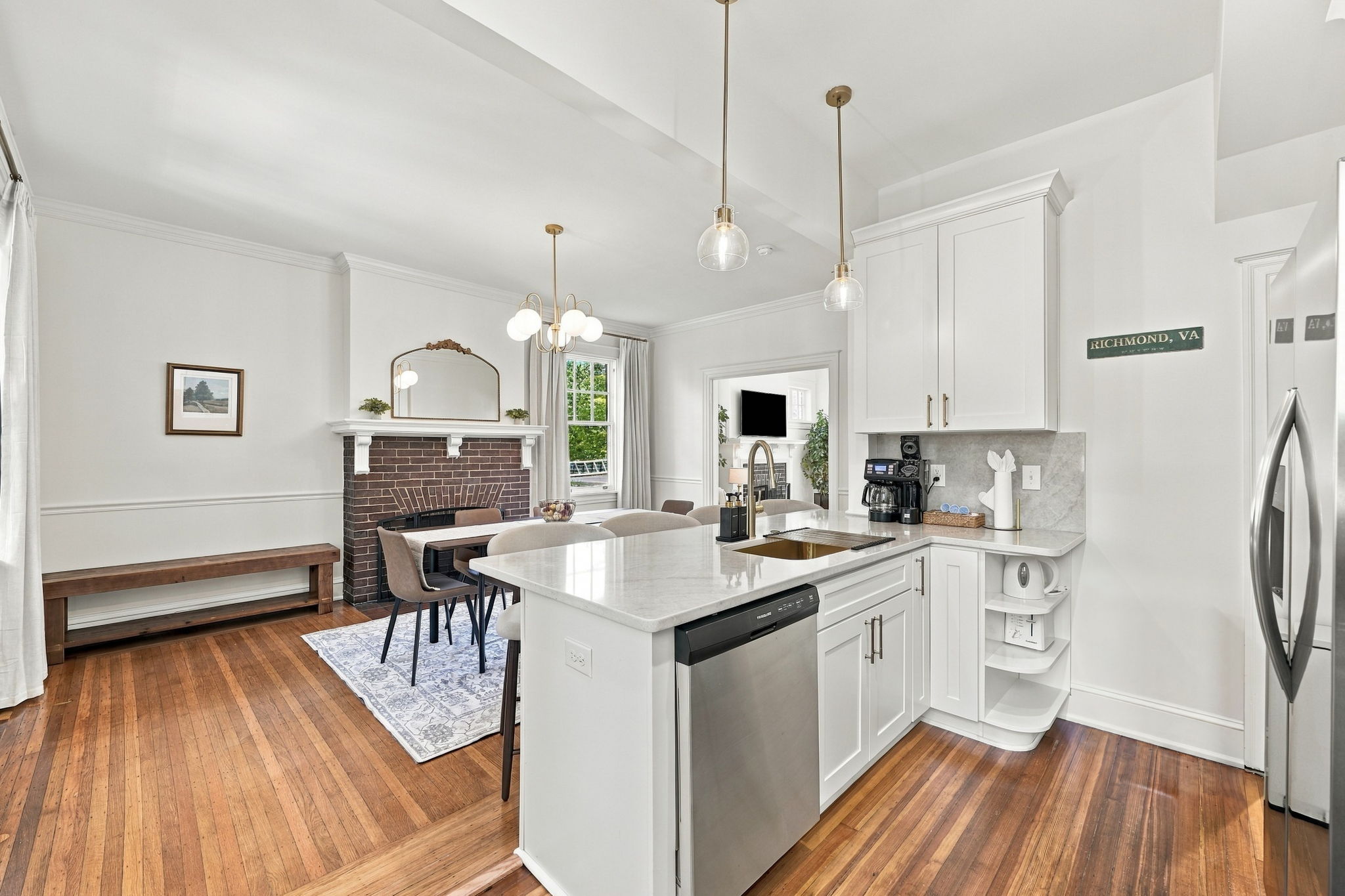 Gourmet Kitchen: Craft culinary delights in a stylish space featuring modern appliances and elegant decor!

