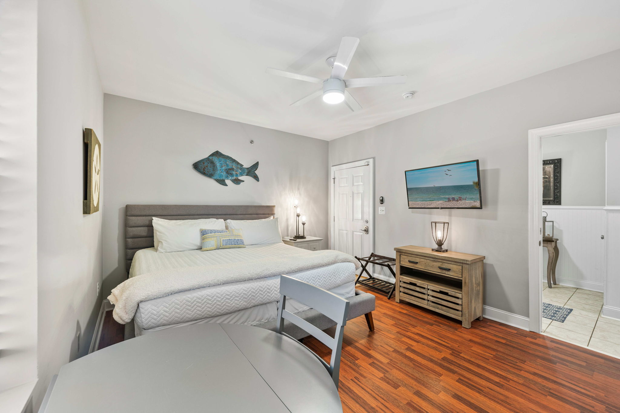 Bedroom 2: King Bed with ensuite bath  | Morning Sunrise | 302 Oceanview | 1116 Ocean Blvd, Isle of Palms, SC | IOP Escapes