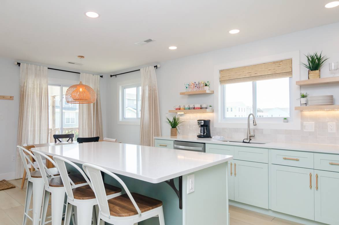 Well stocked Kitchen with Island Seating (4)