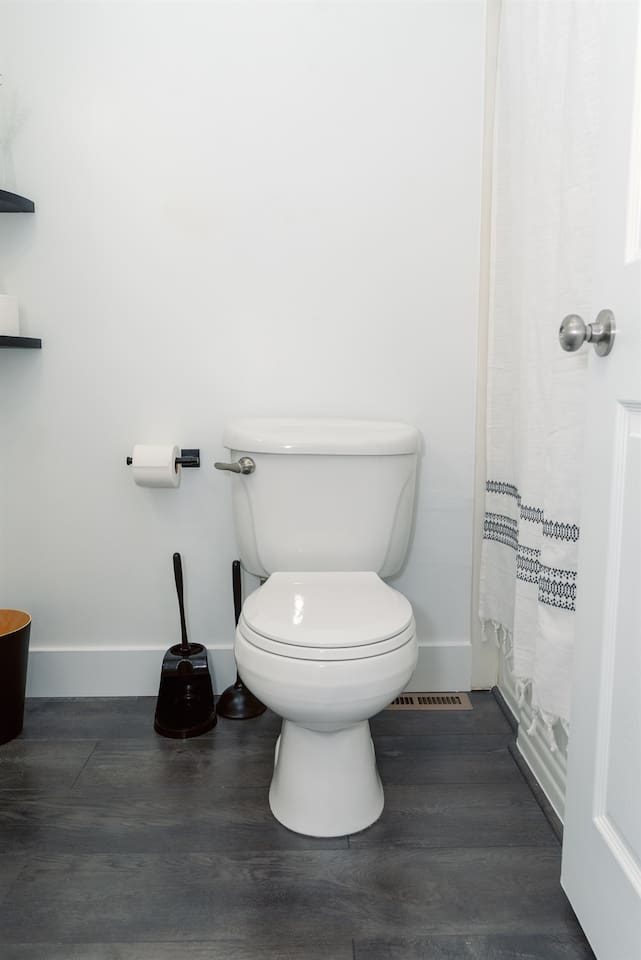 Main bathroom details