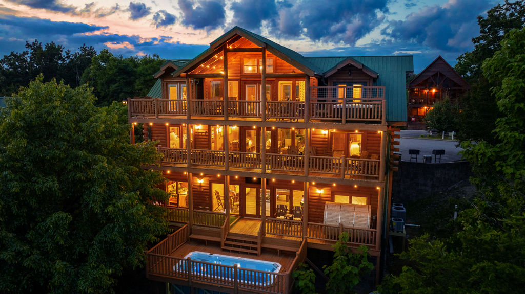 A luxurious 8 bedroom cabin w/an outdoor pool, hottub, sauna and putt-putt