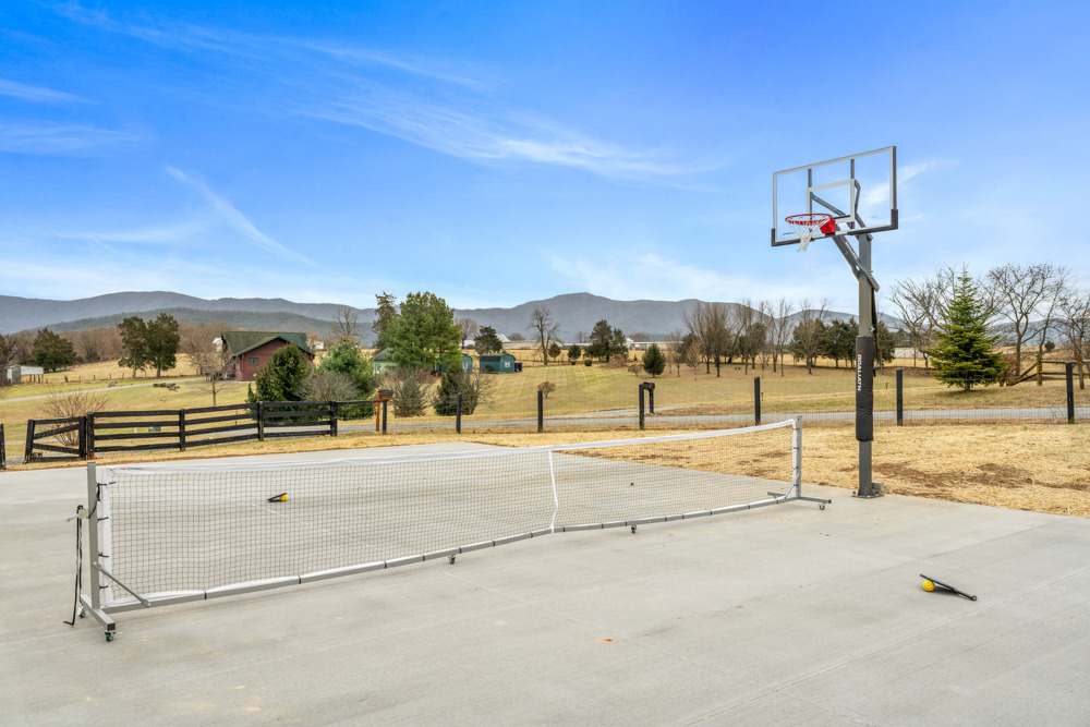 A stay with built-in fun: private basketball hoop, net setup, all with a wide-open mountain backdrop.