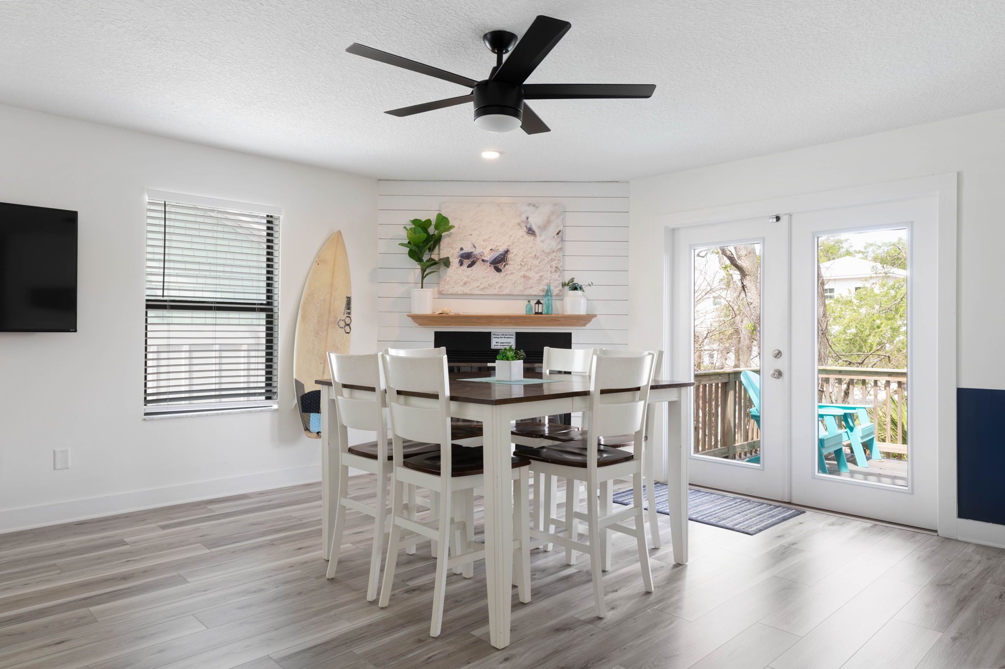 This is where beach mornings begin—sunlight on the table, breakfast before the day unfolds, and the deck just beyond the doors calling everyone outside. By evening, dinner, stories, and easy laughter settle in, turning time together into lasting memories.