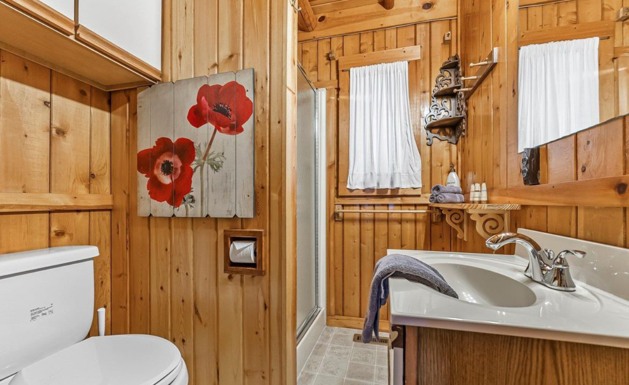 The hallway bathroom also has a shower to split the load. 