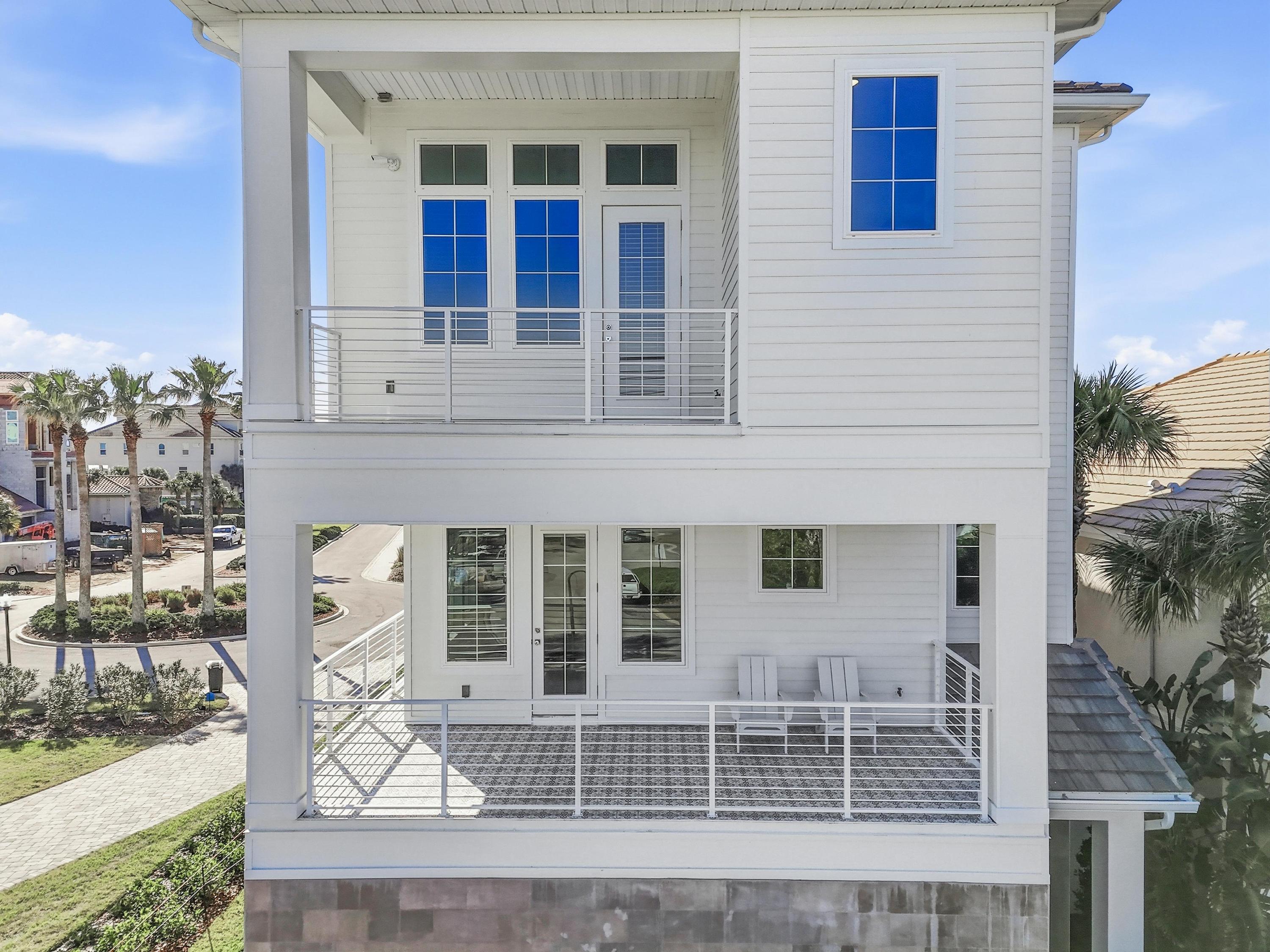 While the kids nap inside, you sneak out to the balcony with coffee and ocean air. No schedules, no rush—just a quiet moment to recharge before round two: pool time, beach time, and dinner together.
