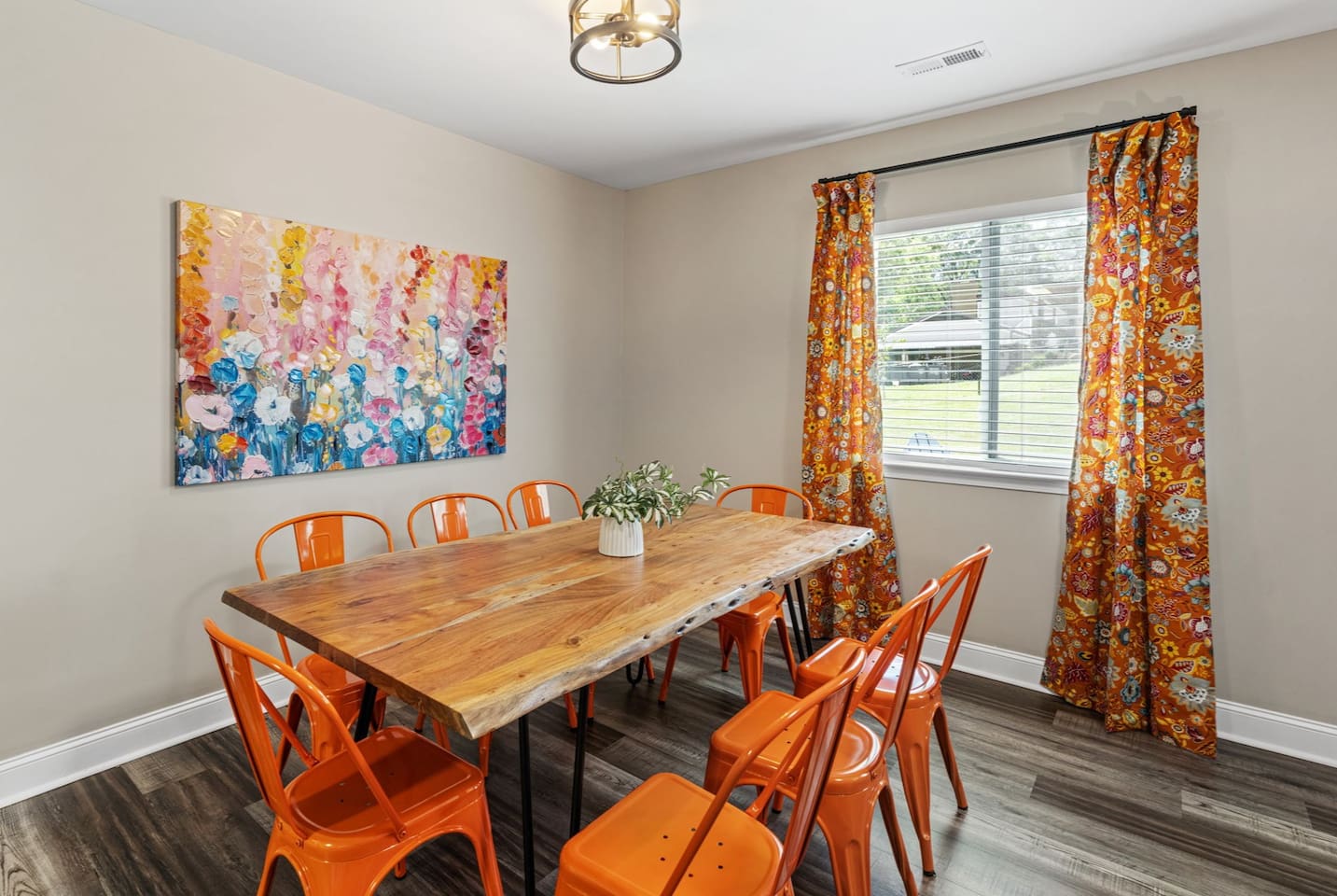 Right unit - Dining area