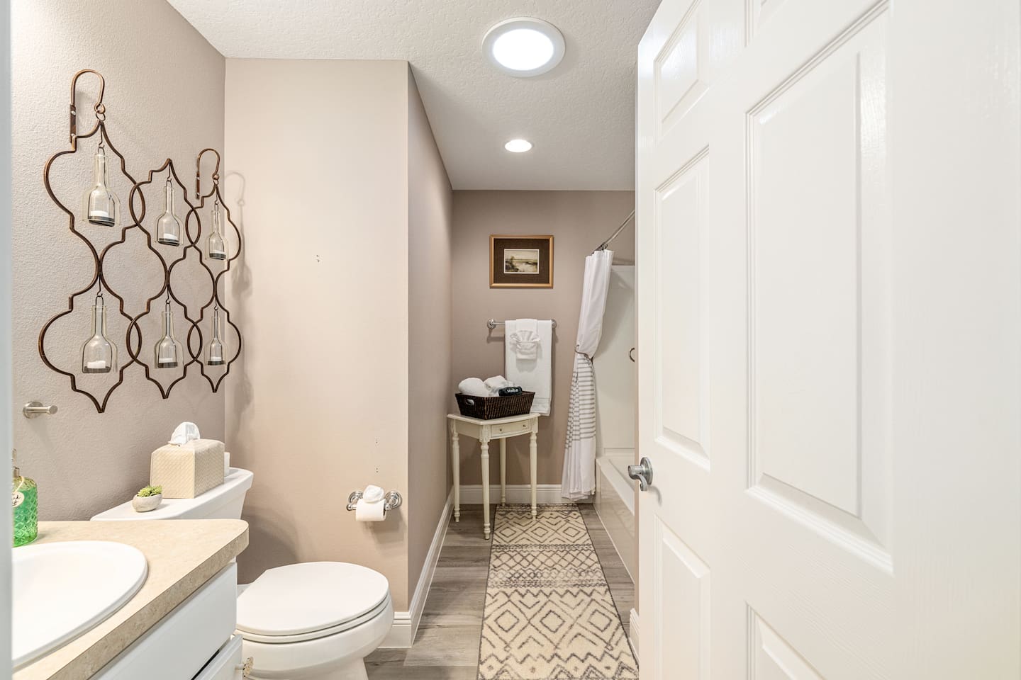 Large guest bathroom with a tub/shower combination features complimentary shampoo, conditioner and body wash.