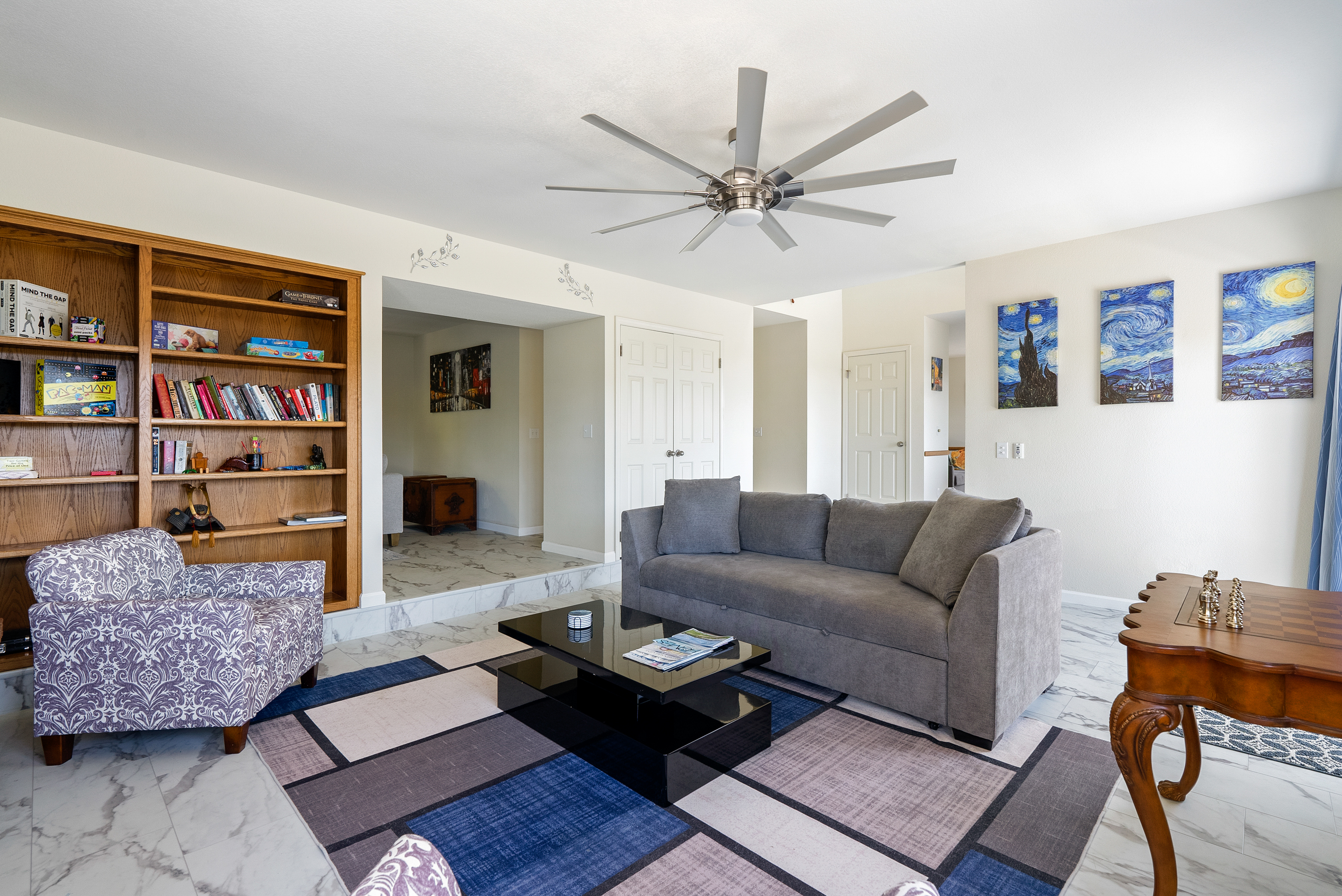Unwind in this cozy retreat with games and books, for total relaxation.