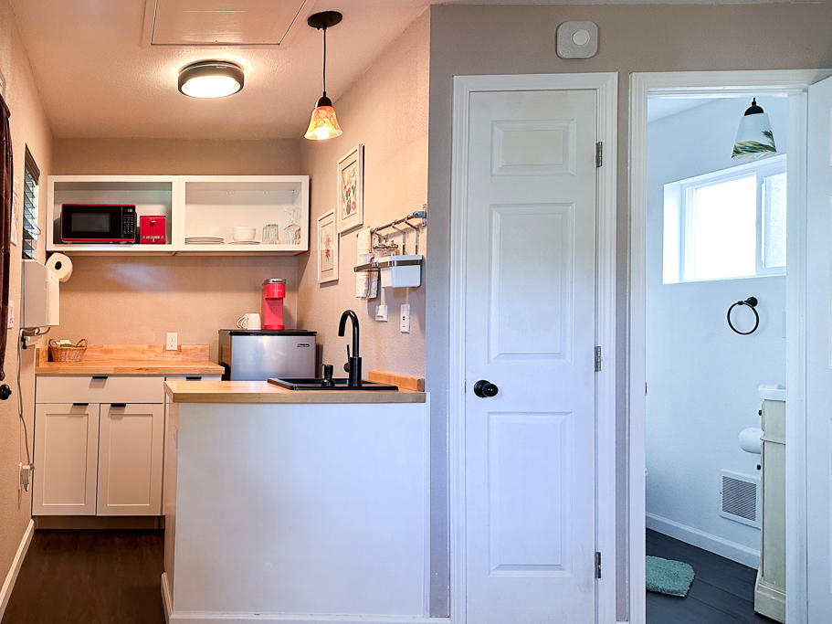 Clean bath setup w/ bright lighting & simple touches