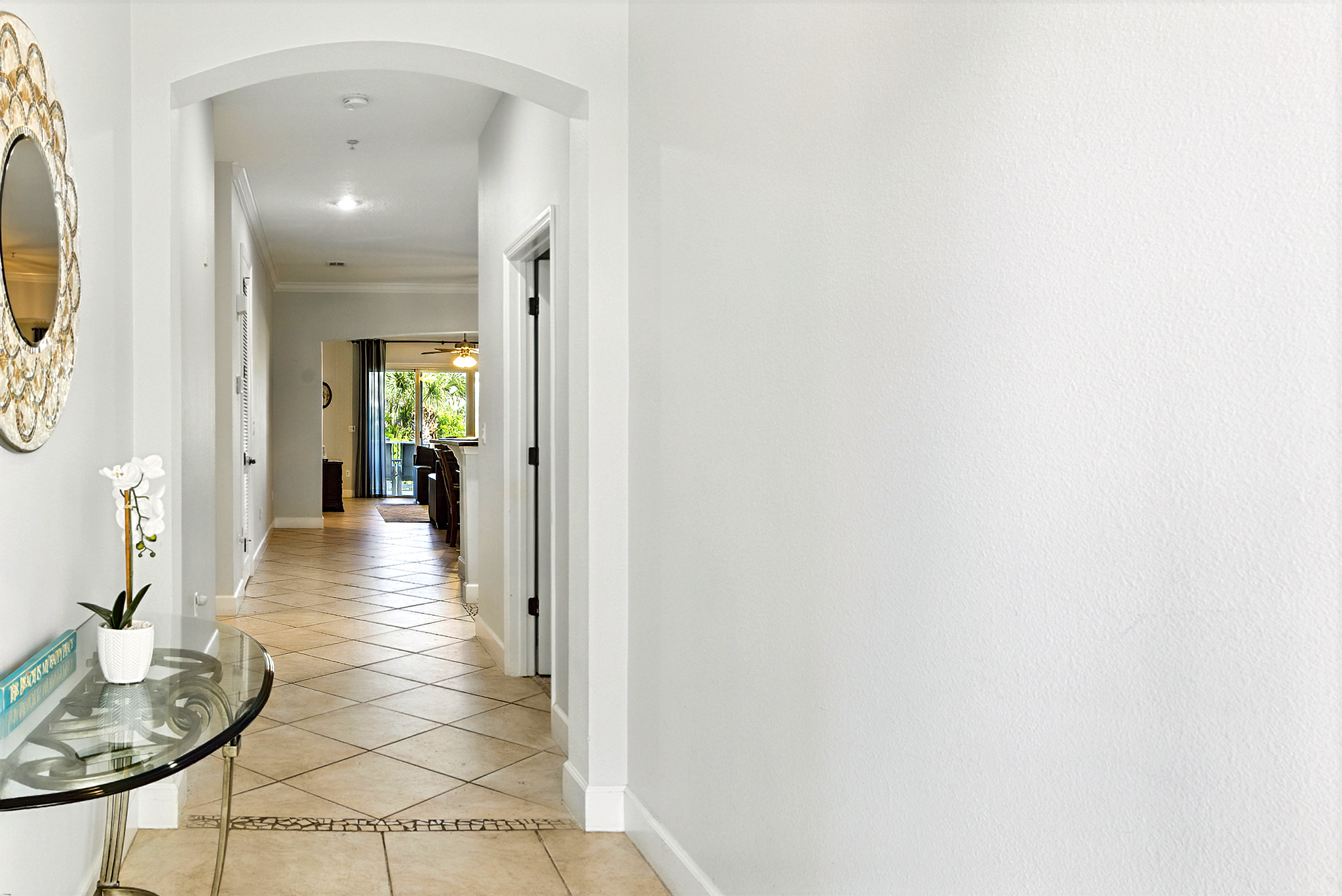 🏡✨ A bright, breezy welcome the moment you arrive—step into the airy entry hallway with coastal touches and a clean, open flow that leads you straight into the heart of the home. 🌿🌊
