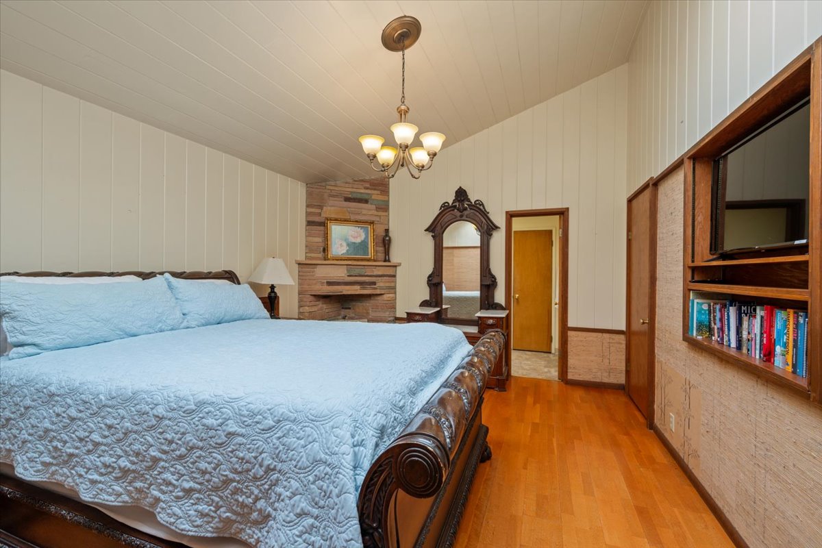Bedroom 3 - Queen Bed