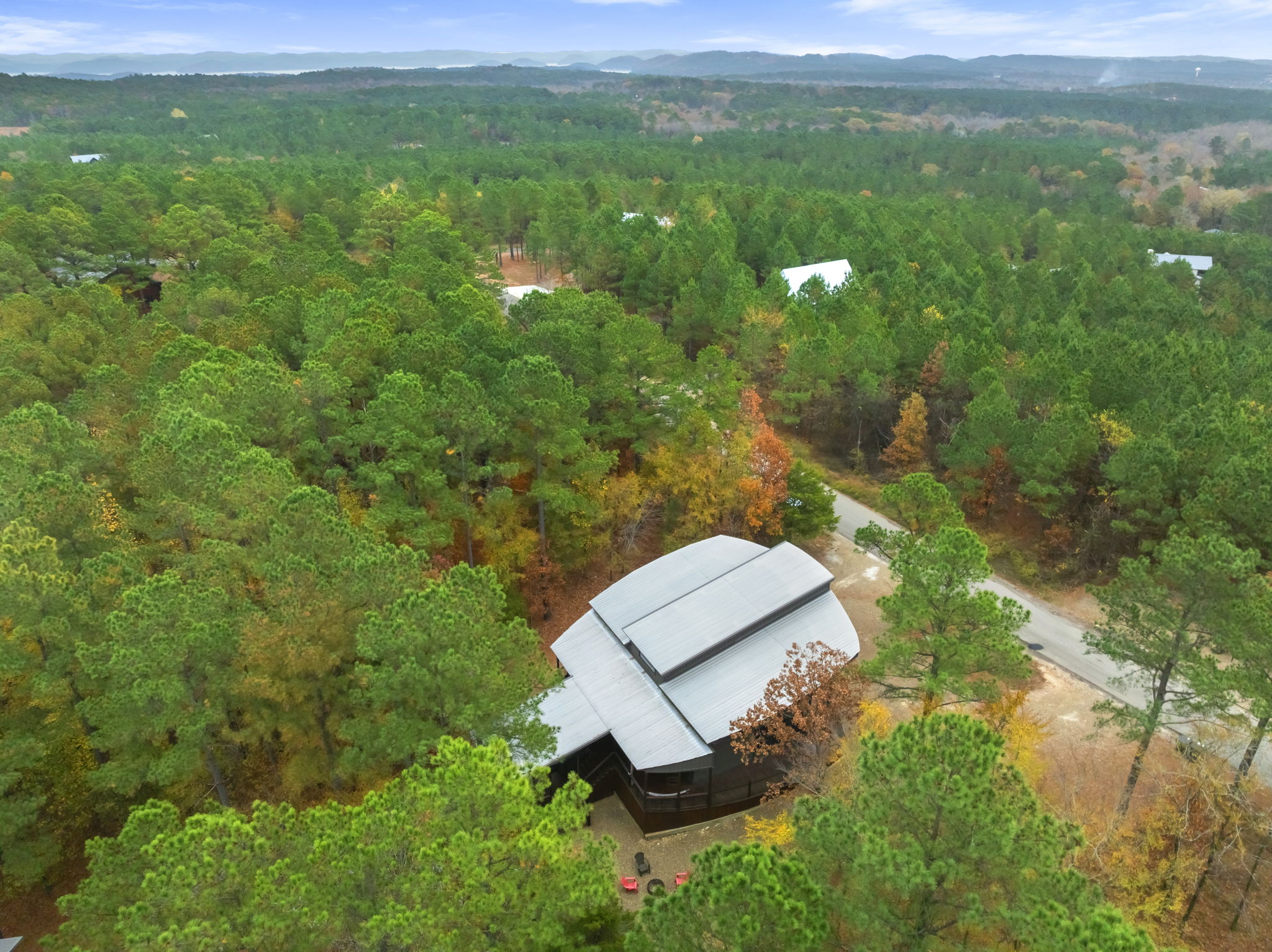 Surrounded by soaring pines and pure Oklahoma peace 🌲✨ Round Here Buzz sits tucked away in the trees where life slows down and the stars shine brighter. Your escape is waiting right here in the heart of Hochatown. 💫🕯️