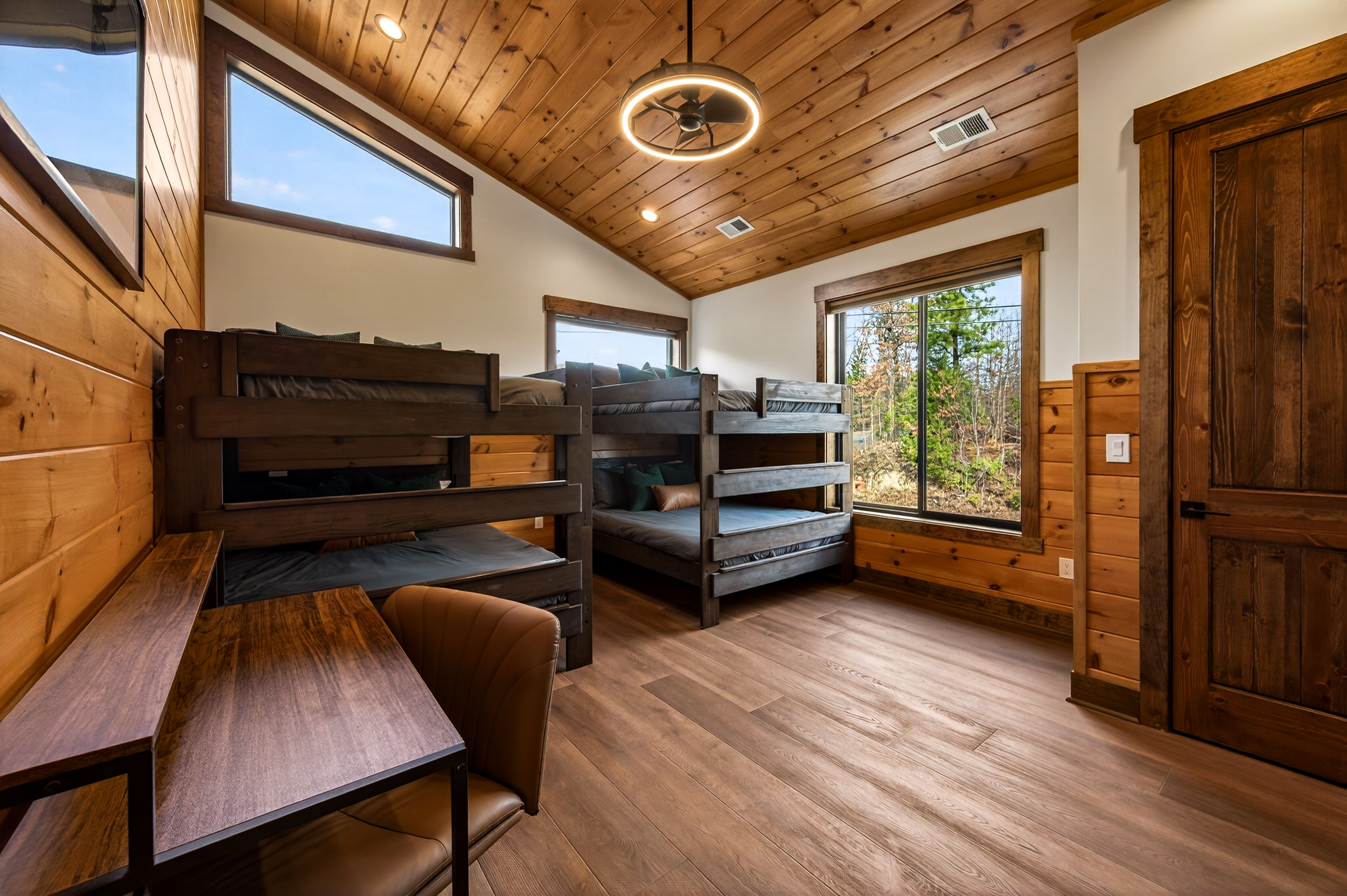 🛏️ Spacious Bunk Suite – Perfect for groups or families, this room features two queen-over-queen bunk beds, vaulted ceilings, a desk workspace, and a private en-suite bathroom for comfort and convenience. Bedrooms sleeps 8 guests comfortably.