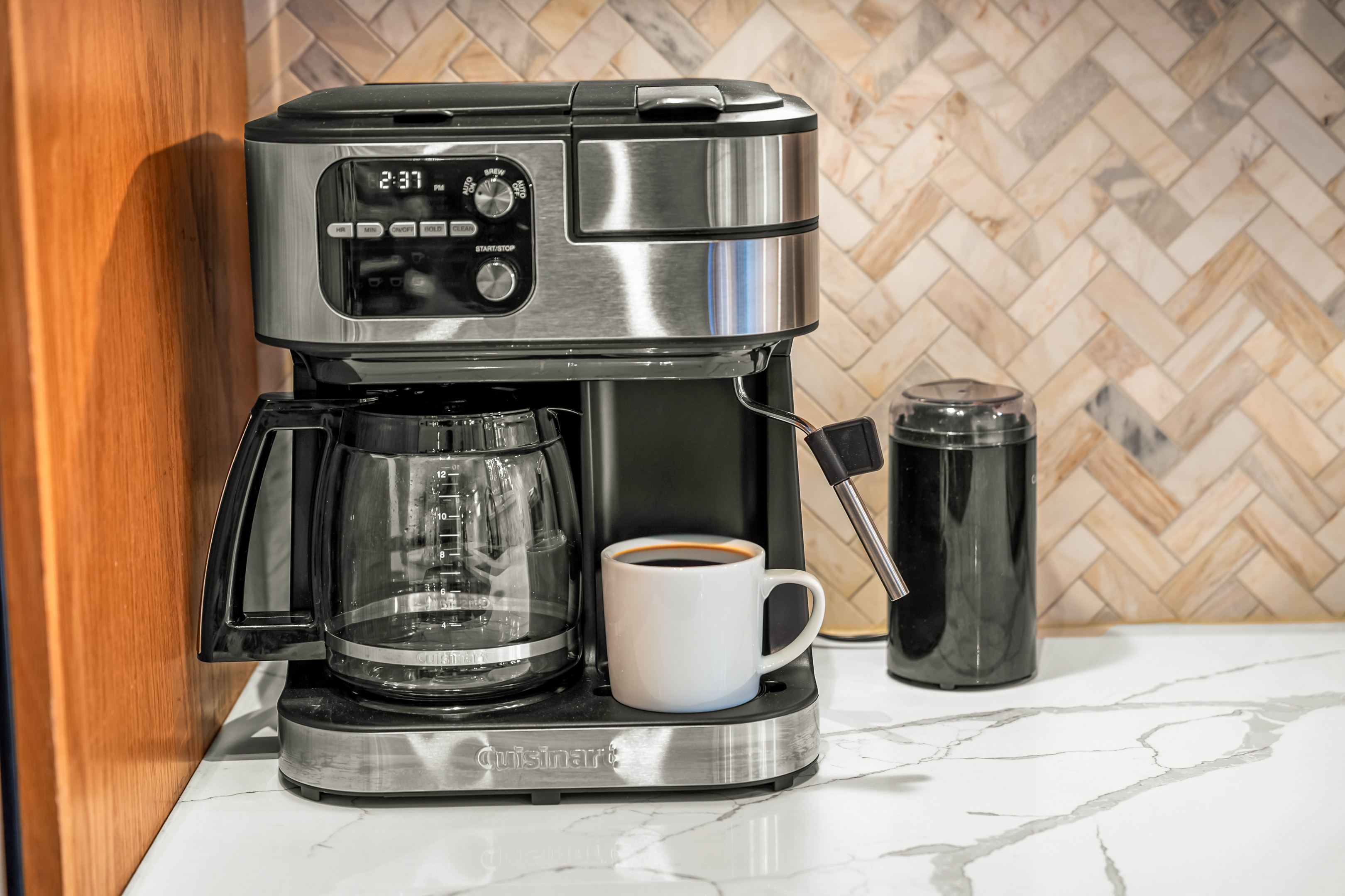 ☕️✨ Coffee’s covered! Brew a fresh pot in the fully stocked kitchen—perfect for slow mornings, sunrise sips, and getting adventure-ready 🌄
