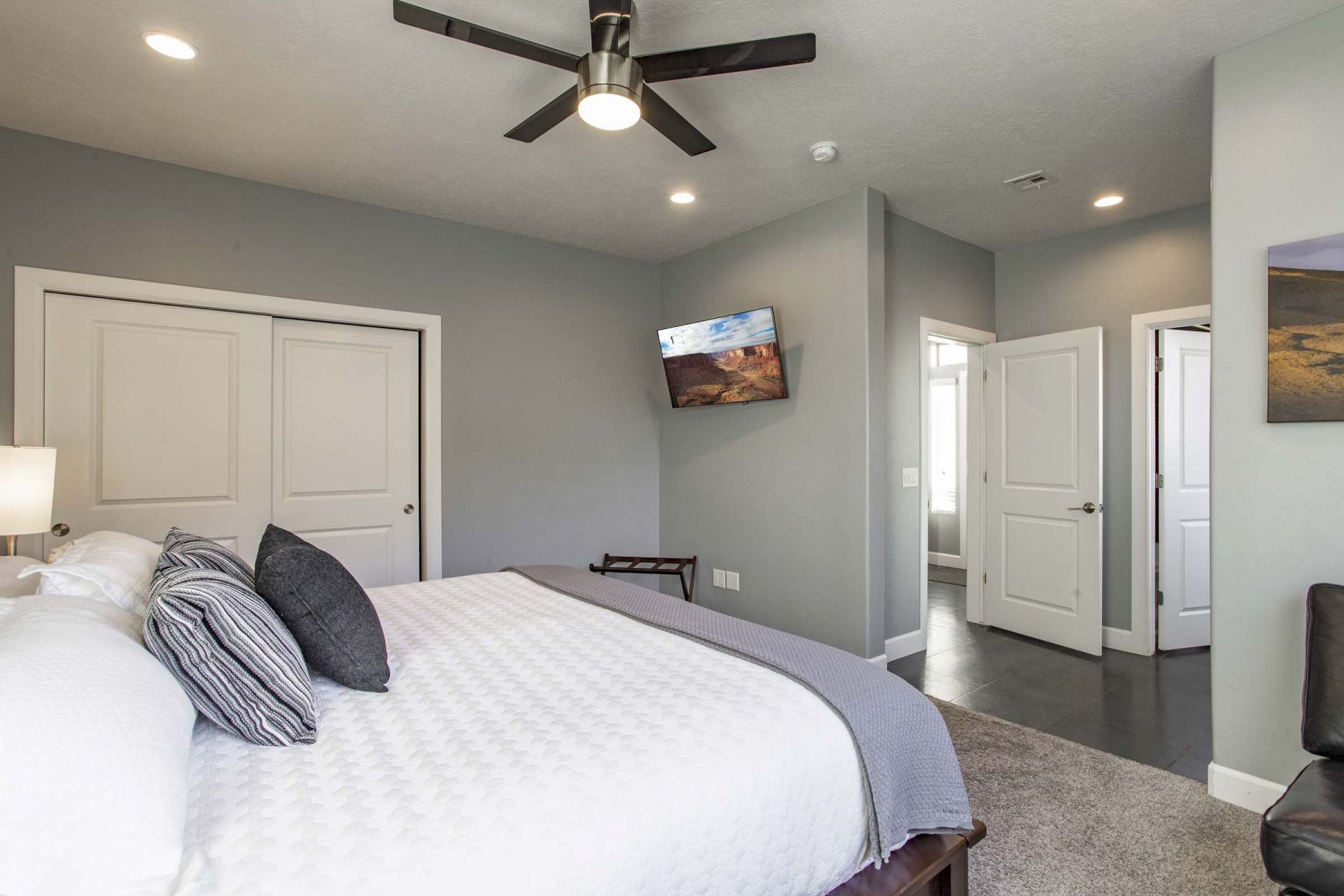 Guest Suite 4 - King Bed