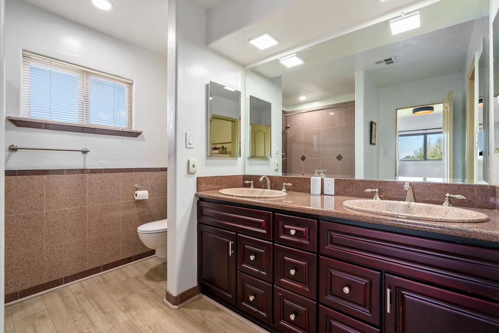 Downstairs en sute bathroom with tub/shower combo