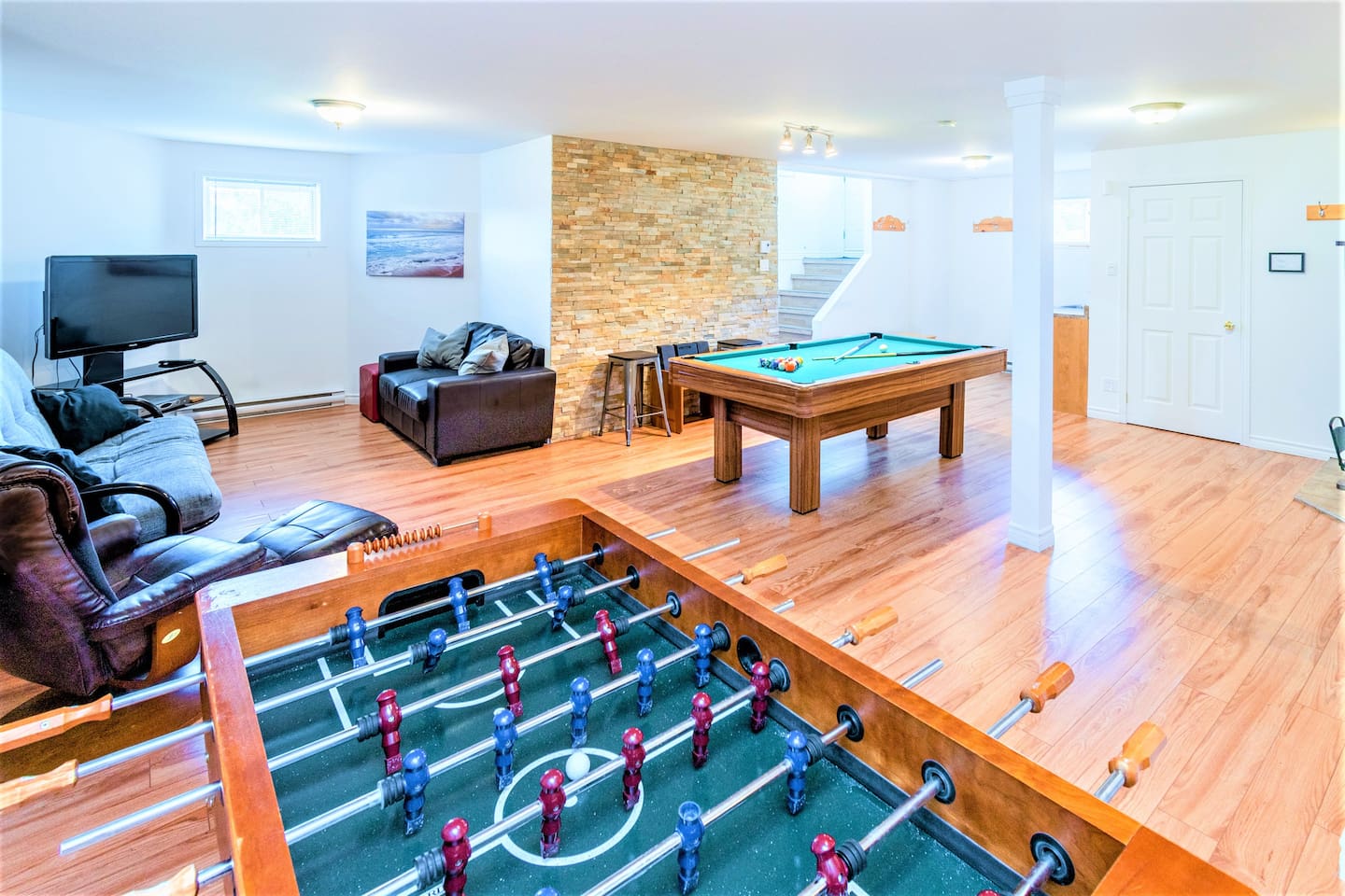 A game room made for endless entertainment.