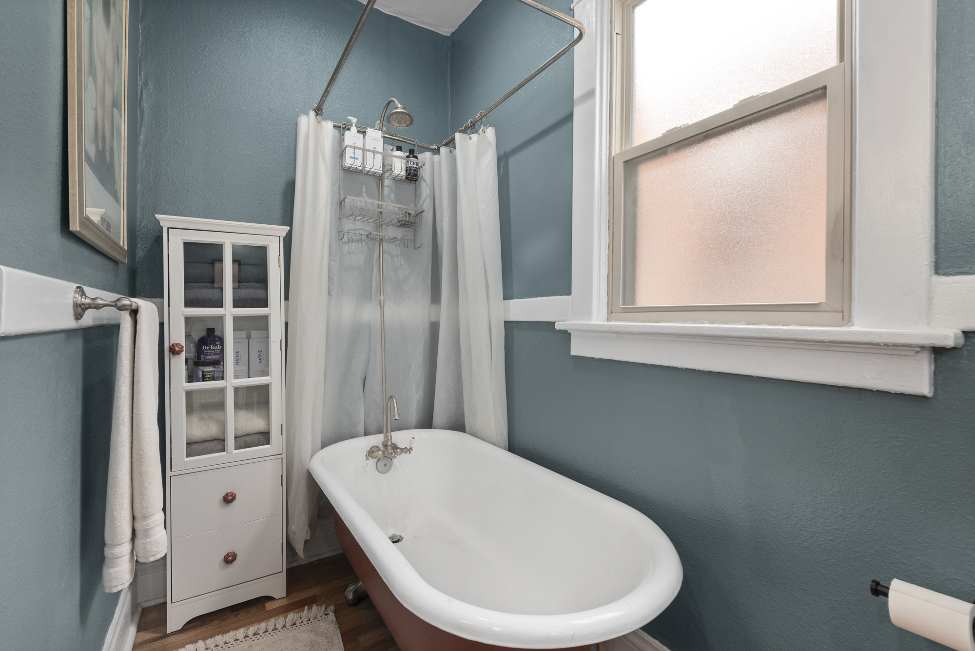 Full Bathroom w/ Clawfoot Tub