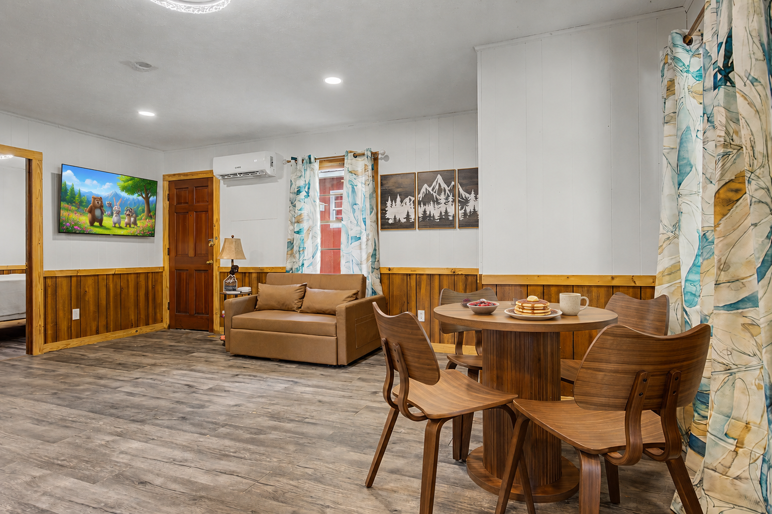 Living Room: Spacious retreat with a view, perfect for fun evenings or peaceful mornings!